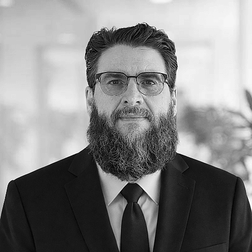 "Daniel Eppinga, Executive Business Architect and partner at Digital Culture Architects, expert in business finance, corporate development, and operational alignment with over 25 years of leadership experience.